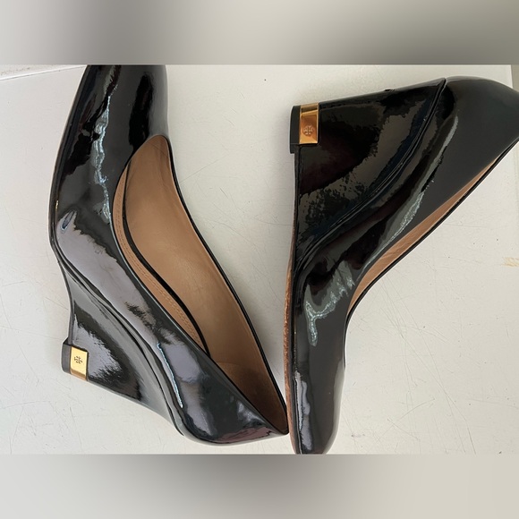 Tory Burch Patent Leather wedge heel - Picture 4 of 11